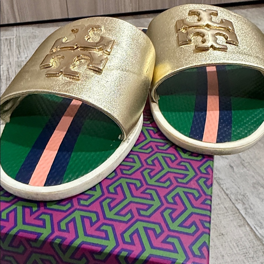 TORY BURCH - WOMEN’S GOLD LOGO JELLY SLIDE - SIZE 8 - Picture 5 of 9